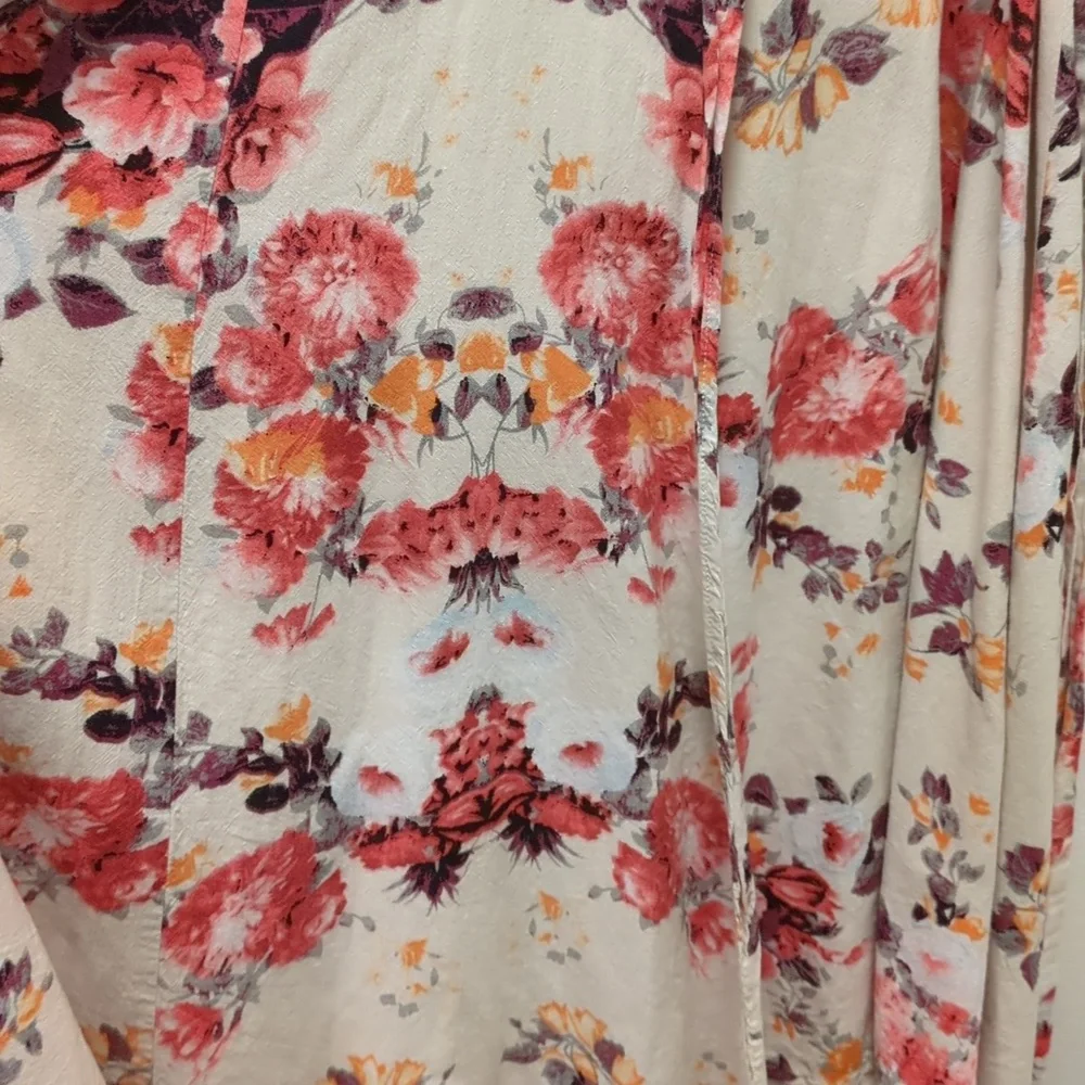 Aakaa Floral Wrap Dress – Boho-Inspired Elegance - Voluminous - Flowy - Delicate - Picture 5 of 12
